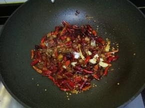 放入1勺糖翻，1勺生抽，继续煸炒