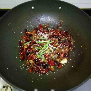 撒入芝麻翻炒均匀即可