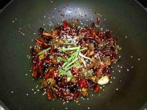 撒入芝麻翻炒均匀即可