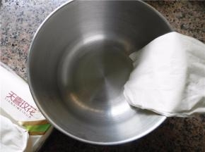 打蛋盘，用天喜玫花抽纸擦净至无水无油。