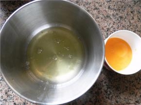 分离好蛋白和蛋黄（打蛋盘要无水无油，蛋清里也不能有一丁点蛋黄，否则会打发不起来）。