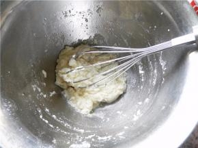 筛入低筋面粉，用蛋抽划”Z”或“斜1”字搅拌均匀（不要划圆圈搅拌，以免起筋）。