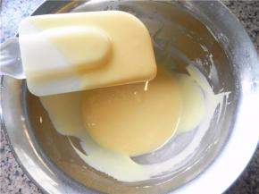 再用刮刀以翻拌手法混合至细腻顺滑的状态：提起刮刀，流淌下来的面糊痕迹不会立刻消失。