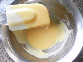 再用刮刀以翻拌手法混合至细腻顺滑的状态：提起刮刀，流淌下来的面糊痕迹不会立刻消失。