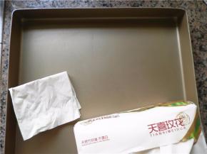 金盘用抽纸擦干净。