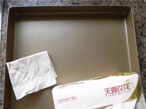 金盘用抽纸擦干净。