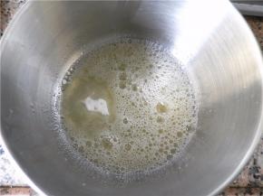 蛋白用电动打蛋器由“低-中-高-低速”打发，分3次加入糖：打发至起粗泡后加1份的糖；打发至小泡，再加1份糖，继续打发。