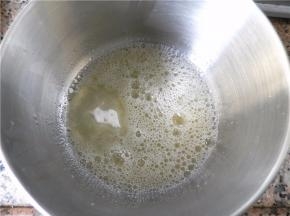 蛋白用电动打蛋器由“低-中-高-低速”打发，分3次加入糖：打发至起粗泡后加1份的糖；打发至小泡，再加1份糖，继续打发。