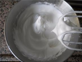 打发至湿性发泡（呈现：大弯勾状态），（新手打发时，最后阶段要：低速打发，随时停下来查看打发状态，以免打发过头，最后卷的时候出现断裂）。