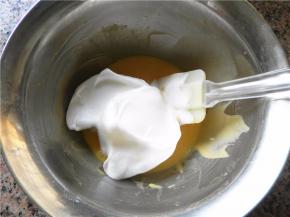 取三分之一蛋白加入蛋黄糊中。