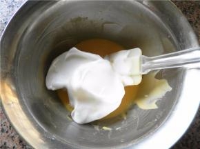 取三分之一蛋白加入蛋黄糊中。