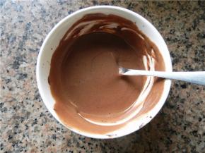 取2勺的蛋糕糊放入可可糊内拌匀。