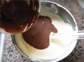 把可可蛋糕糊倒入原味蛋糕糊。