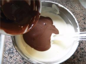 把可可蛋糕糊倒入原味蛋糕糊。