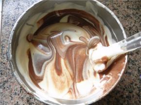 用刮刀搅拌几下。