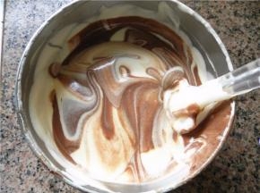 用刮刀搅拌几下。