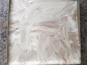 面糊从高处缓缓倒入金盘中（建议：新手在金盘放油纸），端起烤盘晃动，将面糊铺匀（也可借助小刮板抹平），轻震几下去除气泡。