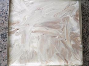 面糊从高处缓缓倒入金盘中（建议：新手在金盘放油纸），端起烤盘晃动，将面糊铺匀（也可借助小刮板抹平），轻震几下去除气泡。