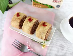 也可抹少量奶油（或果酱）后把蛋糕叠在上面，再抹一层奶油，借助擀面杖卷起，卷好后用油纸固定放冰箱冷藏30分钟以上，稍硬后切片即可（刀用热水烫一下或火烤一下，每切一下都要擦干净热一下再切，一刀过不拖拉，就切得很漂亮了）。