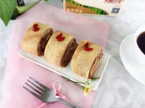 也可抹少量奶油（或果酱）后把蛋糕叠在上面，再抹一层奶油，借助擀面杖卷起，卷好后用油纸固定放冰箱冷藏30分钟以上，稍硬后切片即可（刀用热水烫一下或火烤一下，每切一下都要擦干净热一下再切，一刀过不拖拉，就切得很漂亮了）。