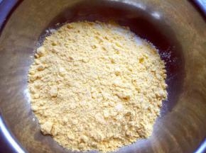 将玉米面粉和面粉混合在一个大的容器中。