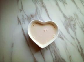 酵母粉，加入温水静止5分钟让其自然融化。