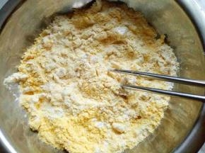 将酵母水加入面粉中，并用筷子搅拌均匀。