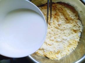 再加入牛奶，用筷子挑成絮状，再揉成面团。