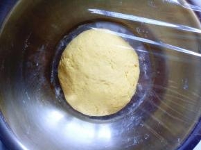 揉好的面团盖上保鲜膜进行发酵。