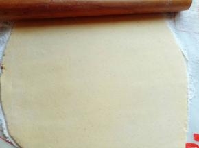 松弛好的面团用擀面杖擀片，不要太厚。