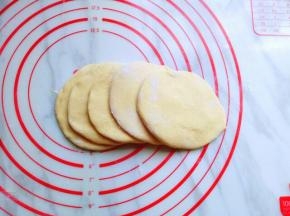 5片玉米面片一次排好。