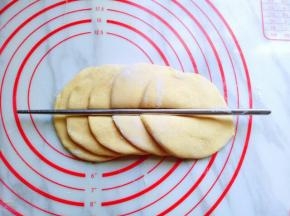 用一根筷子再中间压出印子。