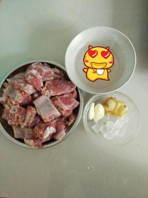 排骨洗干净斩块，泡去血水，姜蒜，冰糖备用