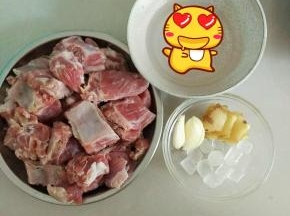 排骨洗干净斩块，泡去血水，姜蒜，冰糖备用