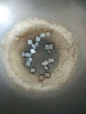 锅里放油，放入冰糖，小火炒糖色