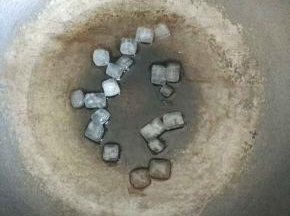 锅里放油，放入冰糖，小火炒糖色