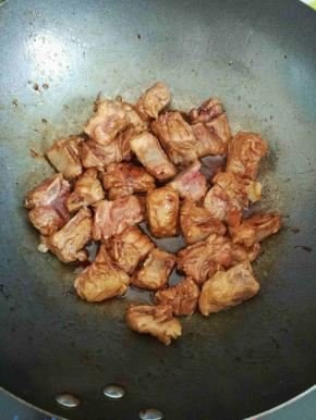 放入排骨翻炒均匀上色