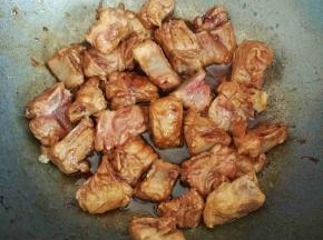 放入排骨翻炒均匀上色