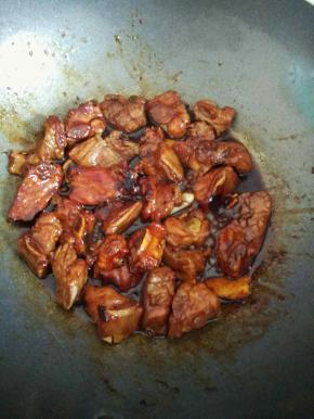 加入老抽1匙，生抽2汤匙，姜蒜翻炒一下