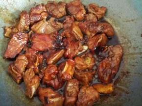 加入老抽1匙，生抽2汤匙，姜蒜翻炒一下