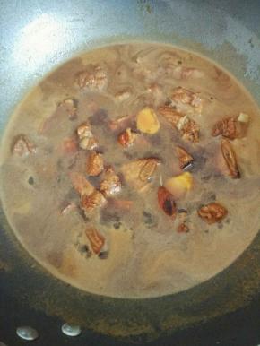 加入没过排骨的开水，中小火煮30分钟左右