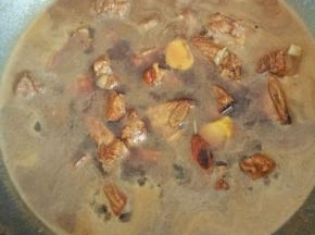 加入没过排骨的开水，中小火煮30分钟左右