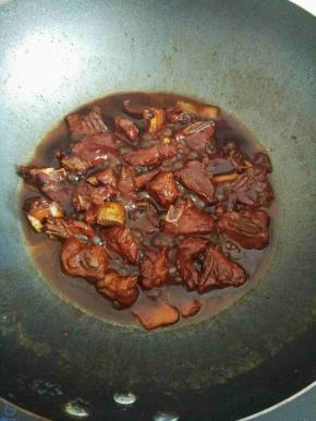 最后放半匙盐调味，大火收汁