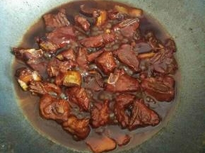 最后放半匙盐调味，大火收汁