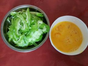 苦瓜去囊切薄片，鸡蛋打到碗里用筷子打散