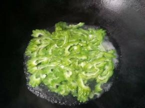 锅里烧水，放入油盐，水开倒入苦瓜焯至八成熟捞起备用