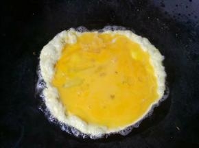锅里倒入油，倒入蛋液煎至凝固
