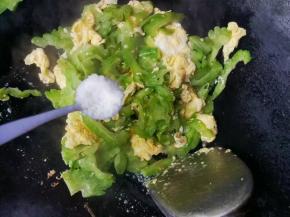 倒入苦瓜翻炒至熟，倒入半匙盐调味