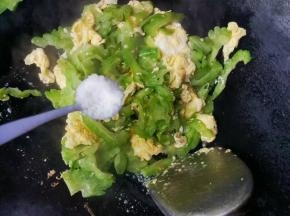 倒入苦瓜翻炒至熟，倒入半匙盐调味