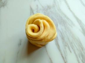 切好后用手稍微整理一下，做出花朵就可以，依次做完。